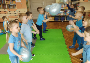 Przedszkolaki rywalizują w zawodach balonowych